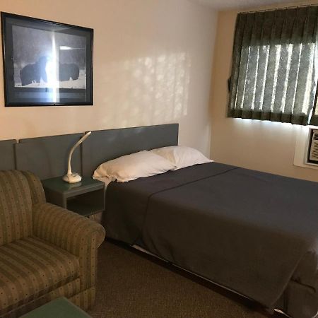 Plains Motor Inn Stettler Екстериор снимка