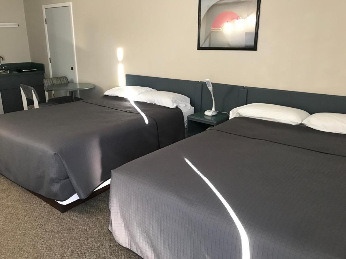 Plains Motor Inn Stettler Екстериор снимка