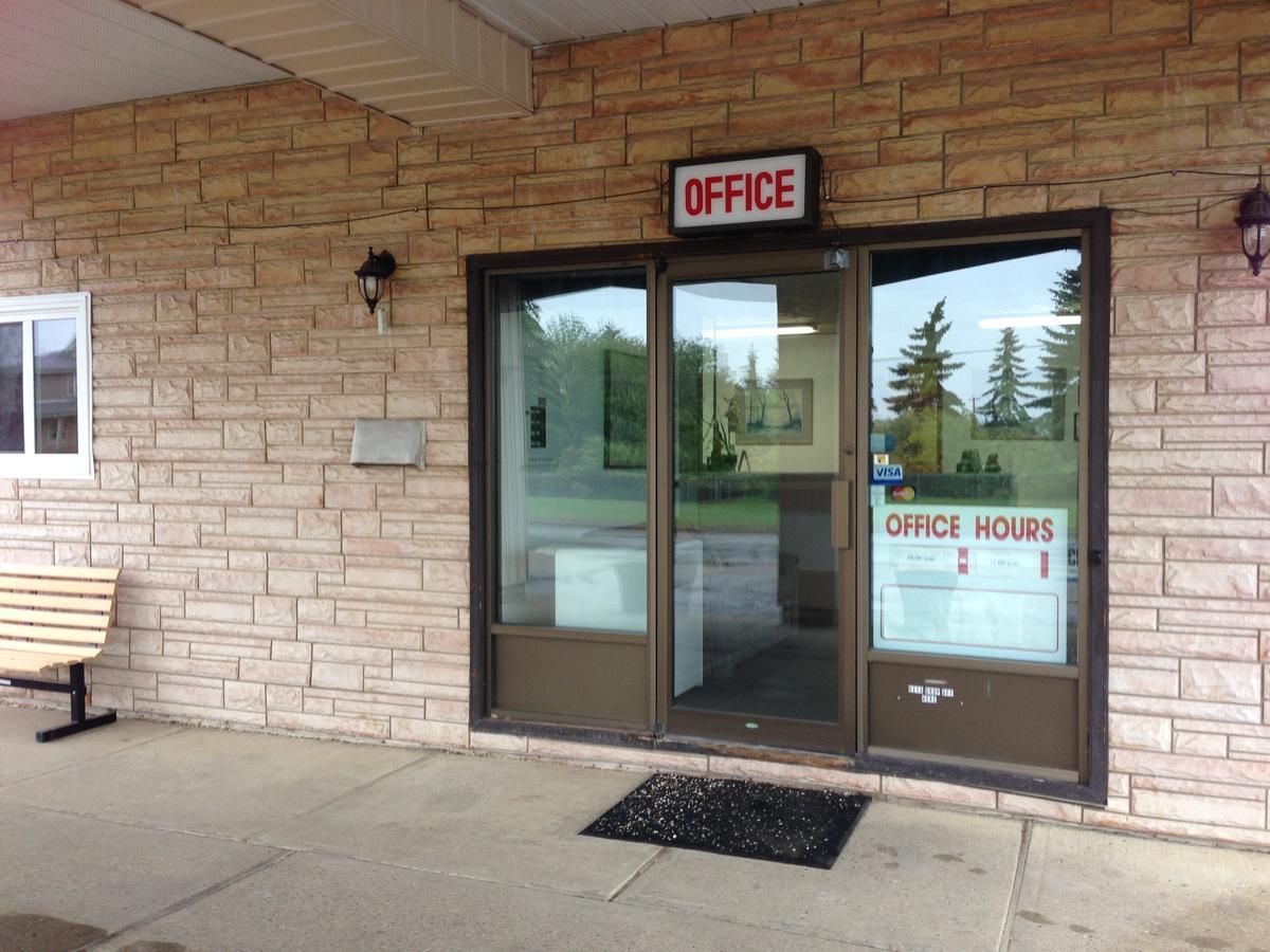 Plains Motor Inn Stettler Екстериор снимка