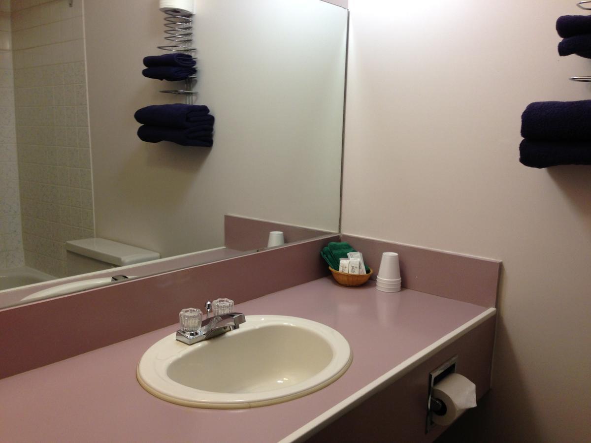 Plains Motor Inn Stettler Екстериор снимка
