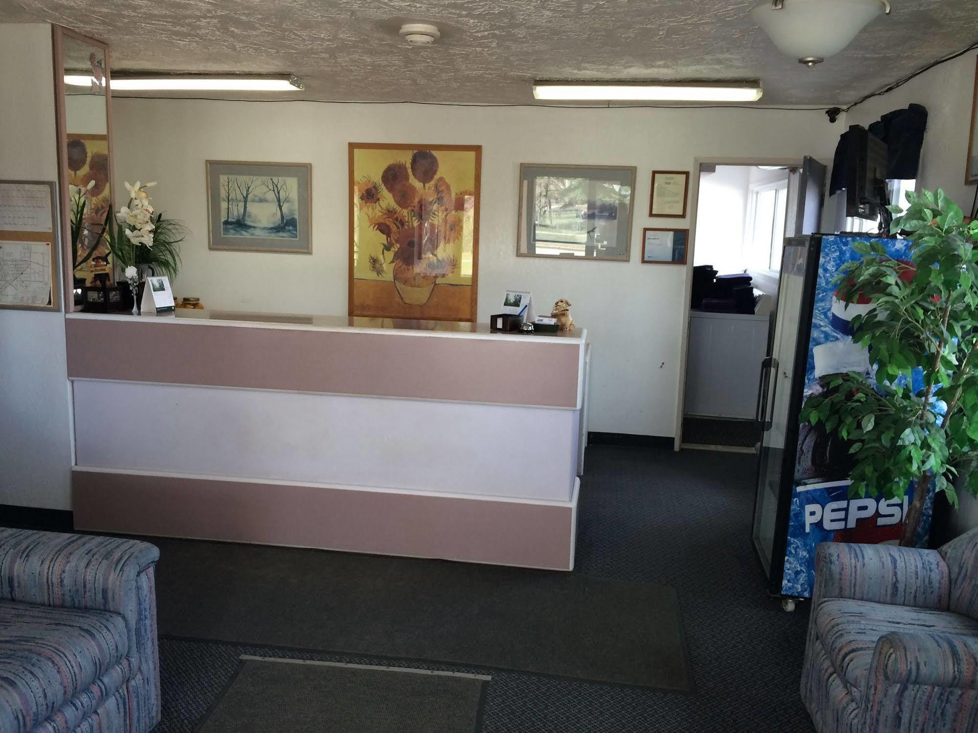 Plains Motor Inn Stettler Екстериор снимка