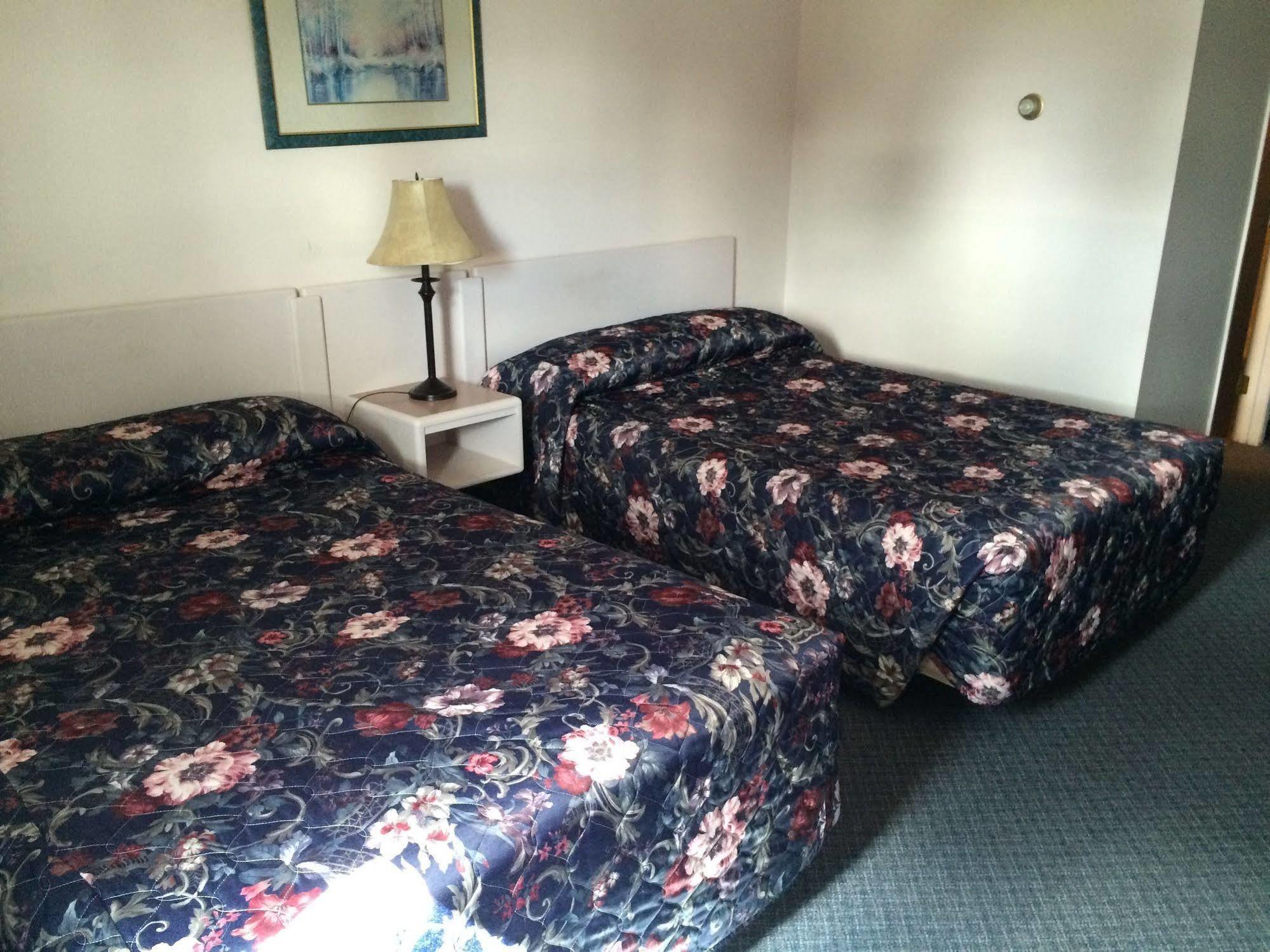 Plains Motor Inn Stettler Екстериор снимка